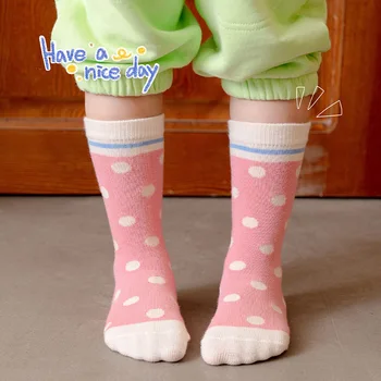 Nové Módne Deti Ponožky 1-8 rokov Prekladané Bodky Candy Farby Deti Trubice Ponožky Jeseň Zima Bavlna Študent Športové Ponožky 3Pairs